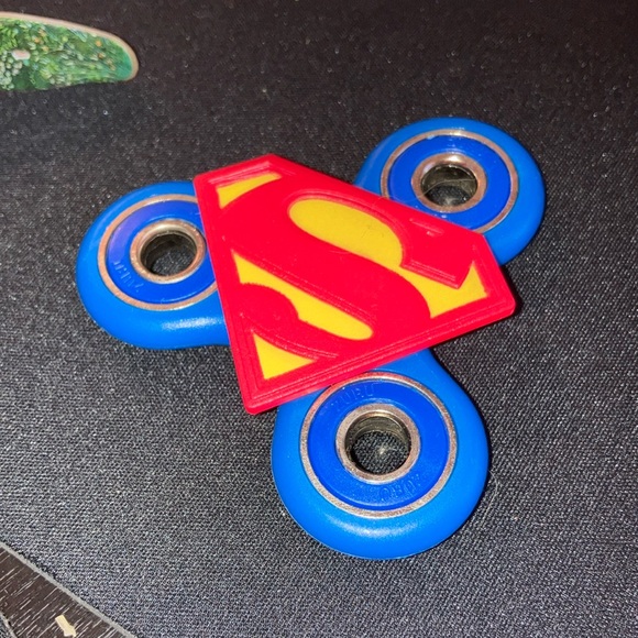 Superman Fidget Spinner NIB - Picture 1 of 3